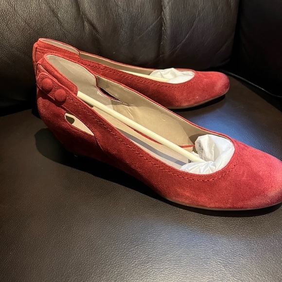 Franco Sarto Chianti Red Suede Low Wedge Button Cut Out Detail Shoes Size 10 Med - Picture 9 of 16
